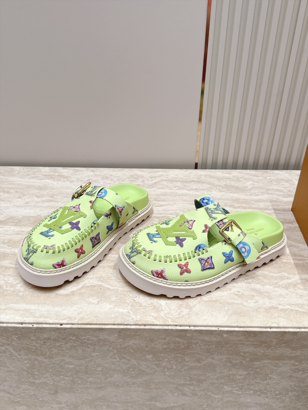 全新色系！！  Louis vuitto驴牌 Lv 新品厚底包头勃肯拖鞋   懒人鞋的终极形态找到了！ LV这双穆勒包头