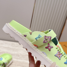 全新色系!! Louis vuitto驴牌 Lv 新品厚底包头勃肯拖鞋 懒人鞋的终极形态找到了! LV这双穆勒包头 全新色系!! Louis vuitto驴牌 Lv 新品厚底包头勃肯拖鞋 懒人鞋的终极形态找到了! LV这双穆勒包头