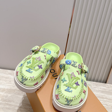 全新色系!! Louis vuitto驴牌 Lv 新品厚底包头勃肯拖鞋 懒人鞋的终极形态找到了! LV这双穆勒包头 全新色系!! Louis vuitto驴牌 Lv 新品厚底包头勃肯拖鞋 懒人鞋的终极形态找到了! LV这双穆勒包头