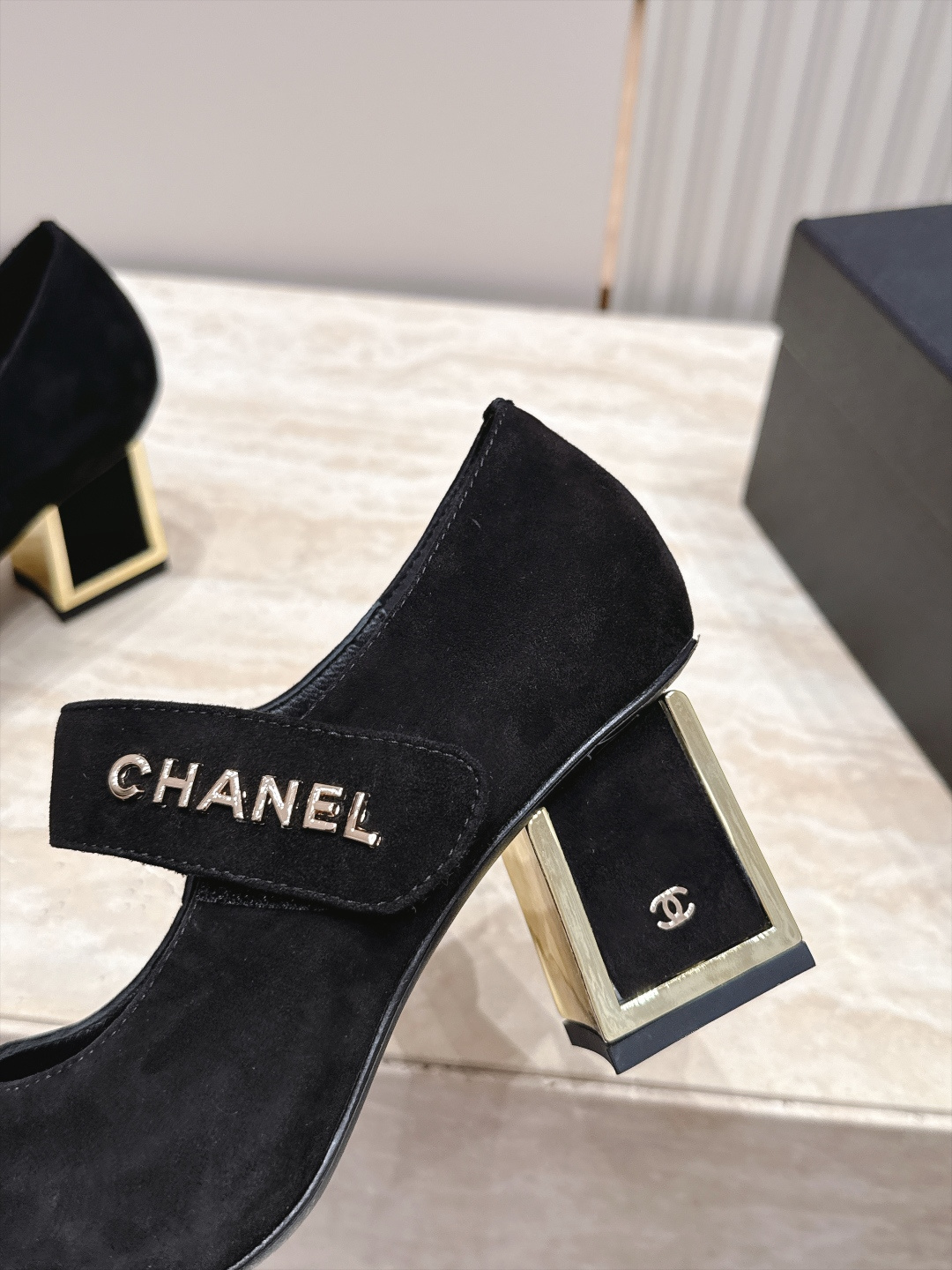 Chanel  香奈儿 26/秋季新款 金属字母 粗跟单鞋 这是 Chanel 2026 秋季新款 CHANEL 横带粗