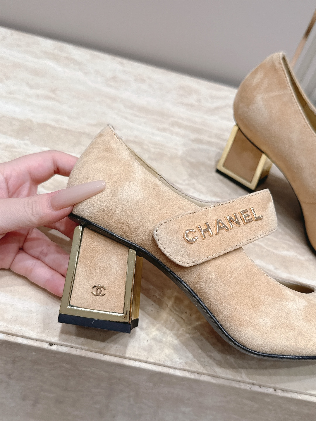 Chanel 香奈儿 26/秋季新款 金属字母 粗跟单鞋 这是 Chanel 2026 秋季新款 CHANEL 横带粗 Chanel 香奈儿 26/秋季新款 金属字母 粗跟单鞋 这是 Chanel 2026 秋季新款 CHANEL 横带粗
