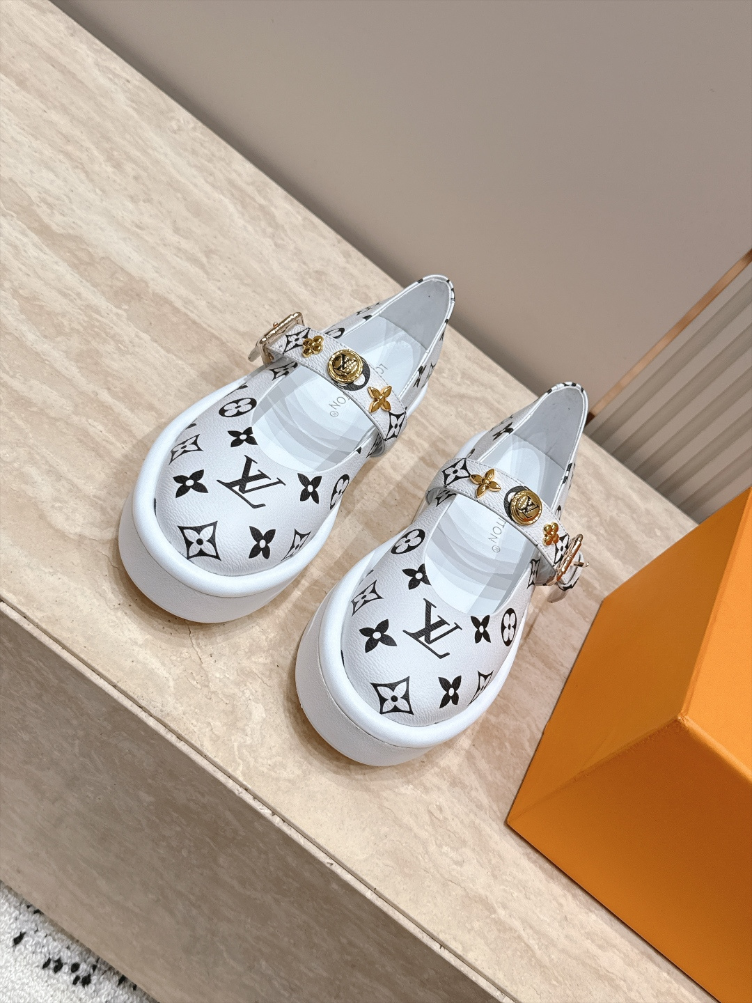 Louis Vuitton 26/秋季新款 老花 厚底玛丽珍乐福鞋 这是 Louis Vuitton 2026 秋季新款 Louis Vuitton 26/秋季新款 老花 厚底玛丽珍乐福鞋 这是 Louis Vuitton 2026 秋季新款