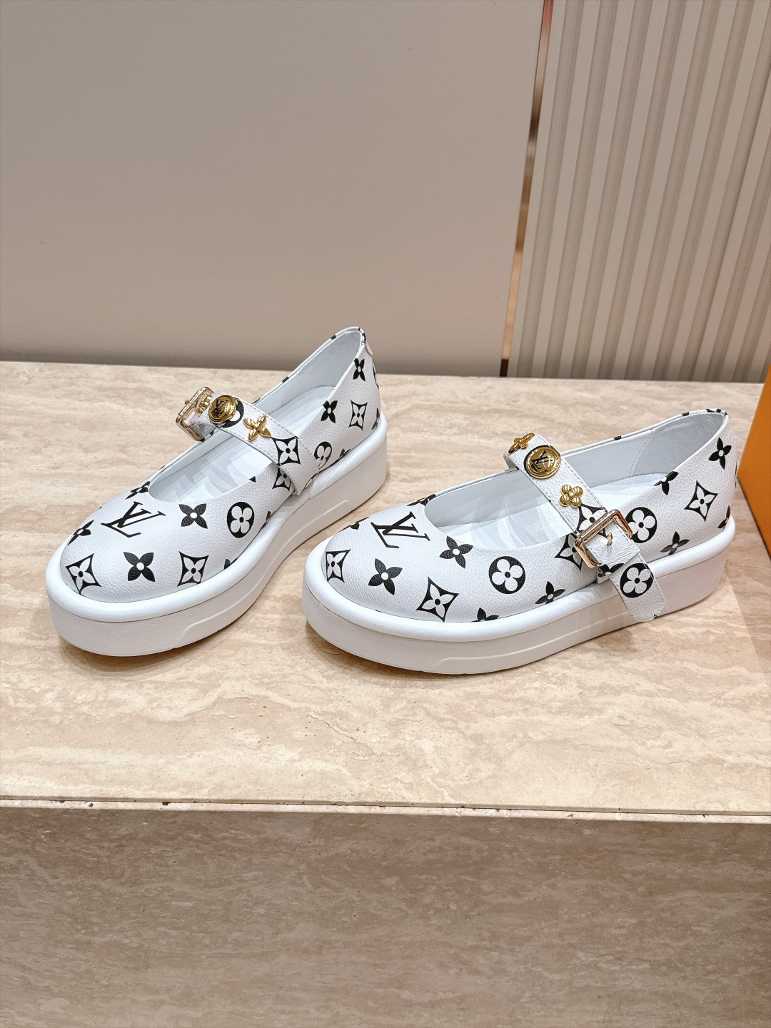 Louis Vuitton 26/秋季新款 老花 厚底玛丽珍乐福鞋 这是 Louis Vuitton 2026 秋季新款 Louis Vuitton 26/秋季新款 老花 厚底玛丽珍乐福鞋 这是 Louis Vuitton 2026 秋季新款