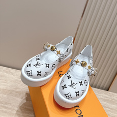 Louis Vuitton 26/秋季新款 老花 厚底玛丽珍乐福鞋 这是 Louis Vuitton 2026 秋季新款 Louis Vuitton 26/秋季新款 老花 厚底玛丽珍乐福鞋 这是 Louis Vuitton 2026 秋季新款