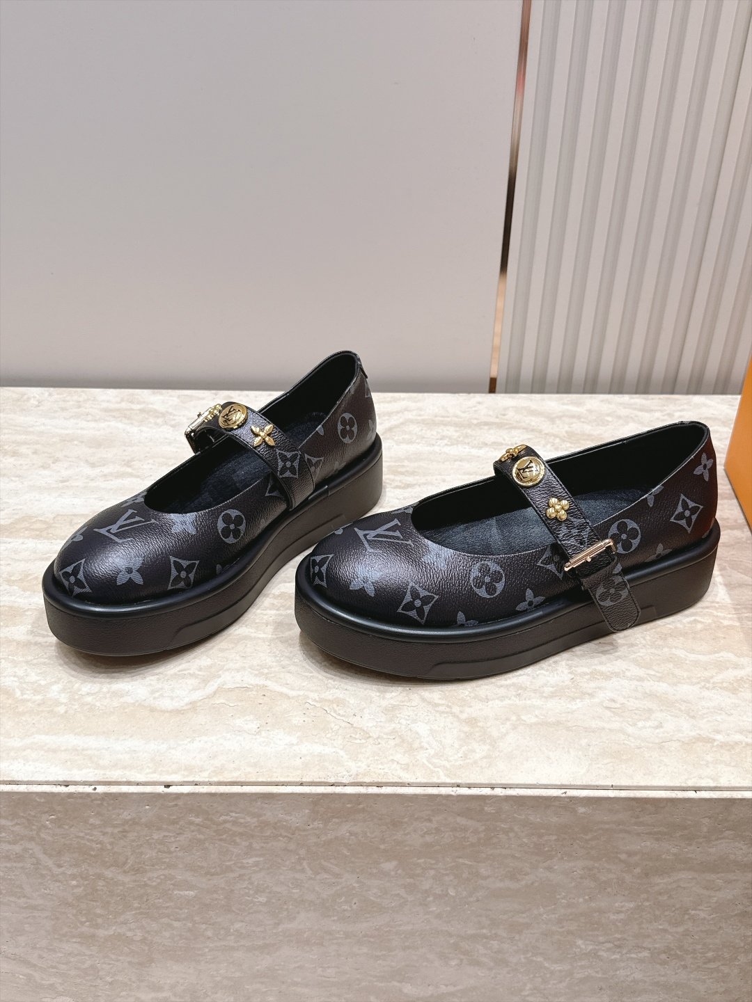 Louis Vuitton 26/秋季新款 老花 厚底玛丽珍乐福鞋 这是 Louis Vuitton 2026 秋季新款 Louis Vuitton 26/秋季新款 老花 厚底玛丽珍乐福鞋 这是 Louis Vuitton 2026 秋季新款