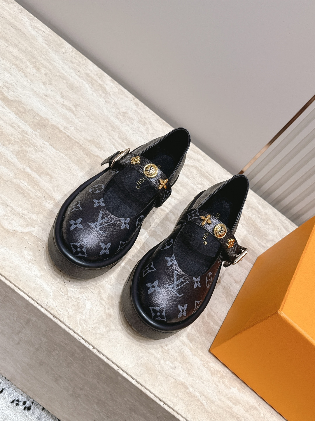 Louis Vuitton 26/秋季新款 老花 厚底玛丽珍乐福鞋 这是 Louis Vuitton 2026 秋季新款 Louis Vuitton 26/秋季新款 老花 厚底玛丽珍乐福鞋 这是 Louis Vuitton 2026 秋季新款