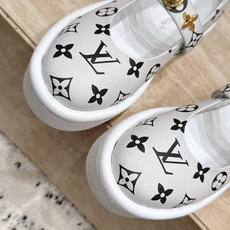 Louis Vuitton 26/秋季新款 老花 厚底玛丽珍乐福鞋 这是 Louis Vuitton 2026 秋季新款 Louis Vuitton 26/秋季新款 老花 厚底玛丽珍乐福鞋 这是 Louis Vuitton 2026 秋季新款