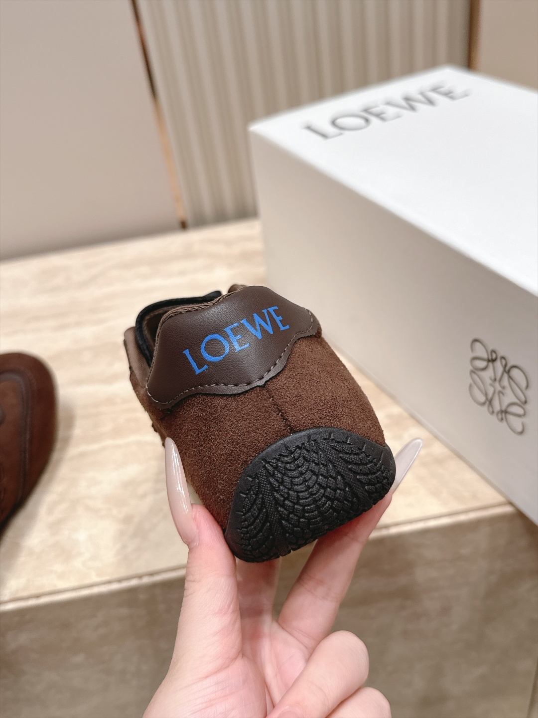 Loewe26ssFlow Runner系列攀岩风运动鞋休闲鞋 采用专业攀岩鞋的圆润鞋头、全包橡胶鞋头设计，兼具复古户外