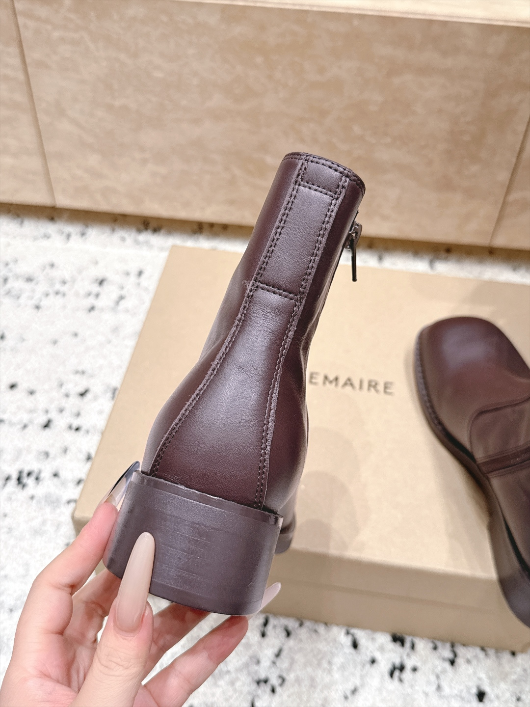 LEMAIRE 26/秋冬新款 经典粗跟侧拉链短靴 自带松弛复古文艺氛围感,柔和圆头版型包容脚型,简约利落靴型修饰脚踝线 LEMAIRE 26/秋冬新款 经典粗跟侧拉链短靴 自带松弛复古文艺氛围感,柔和圆头版型包容脚型,简约利落靴型修饰脚踝线