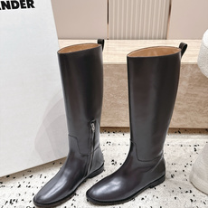 Jil Sander 吉尔桑达 26/ 秋冬新款复古高筒骑士靴 极简美学与利落气场融进靴身 每一步穿出从容大气的质感 直 Jil Sander 吉尔桑达 26/ 秋冬新款复古高筒骑士靴 极简美学与利落气场融进靴身 每一步穿出从容大气的质感 直