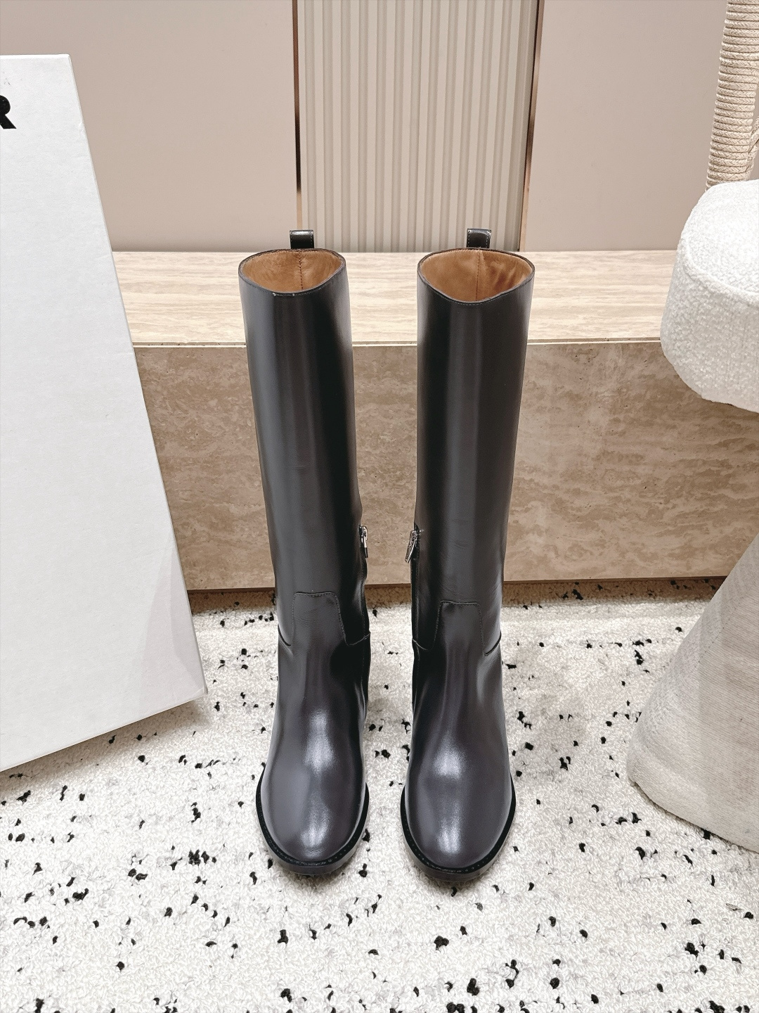 Jil Sander 吉尔桑达 26/ 秋冬新款复古高筒骑士靴 极简美学与利落气场融进靴身 每一步穿出从容大气的质感 直 Jil Sander 吉尔桑达 26/ 秋冬新款复古高筒骑士靴 极简美学与利落气场融进靴身 每一步穿出从容大气的质感 直