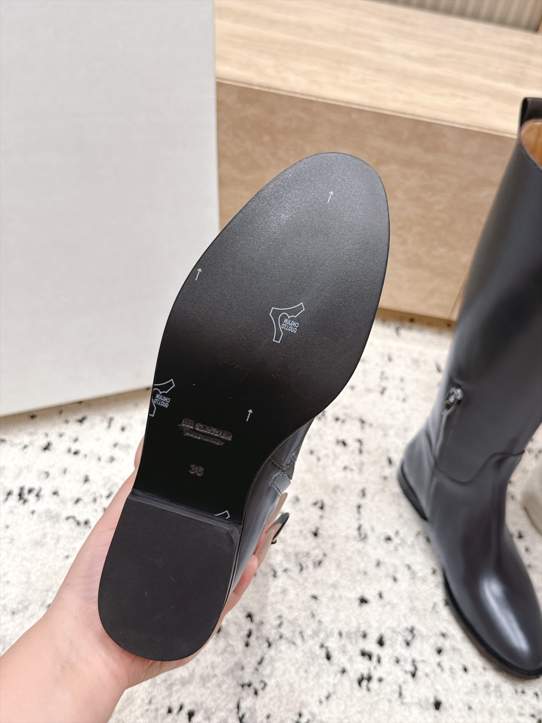 Jil Sander 吉尔桑达 26/ 秋冬新款复古高筒骑士靴 极简美学与利落气场融进靴身 每一步穿出从容大气的质感 直 Jil Sander 吉尔桑达 26/ 秋冬新款复古高筒骑士靴 极简美学与利落气场融进靴身 每一步穿出从容大气的质感 直