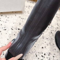 Jil Sander 吉尔桑达 26/ 秋冬新款复古高筒骑士靴 极简美学与利落气场融进靴身 每一步穿出从容大气的质感 直 Jil Sander 吉尔桑达 26/ 秋冬新款复古高筒骑士靴 极简美学与利落气场融进靴身 每一步穿出从容大气的质感 直