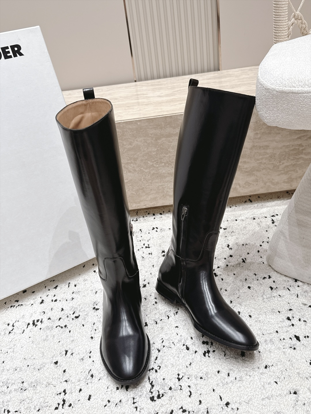Jil Sander 吉尔桑达 26/ 秋冬新款复古高筒骑士靴 极简美学与利落气场融进靴身 每一步穿出从容大气的质感 直
