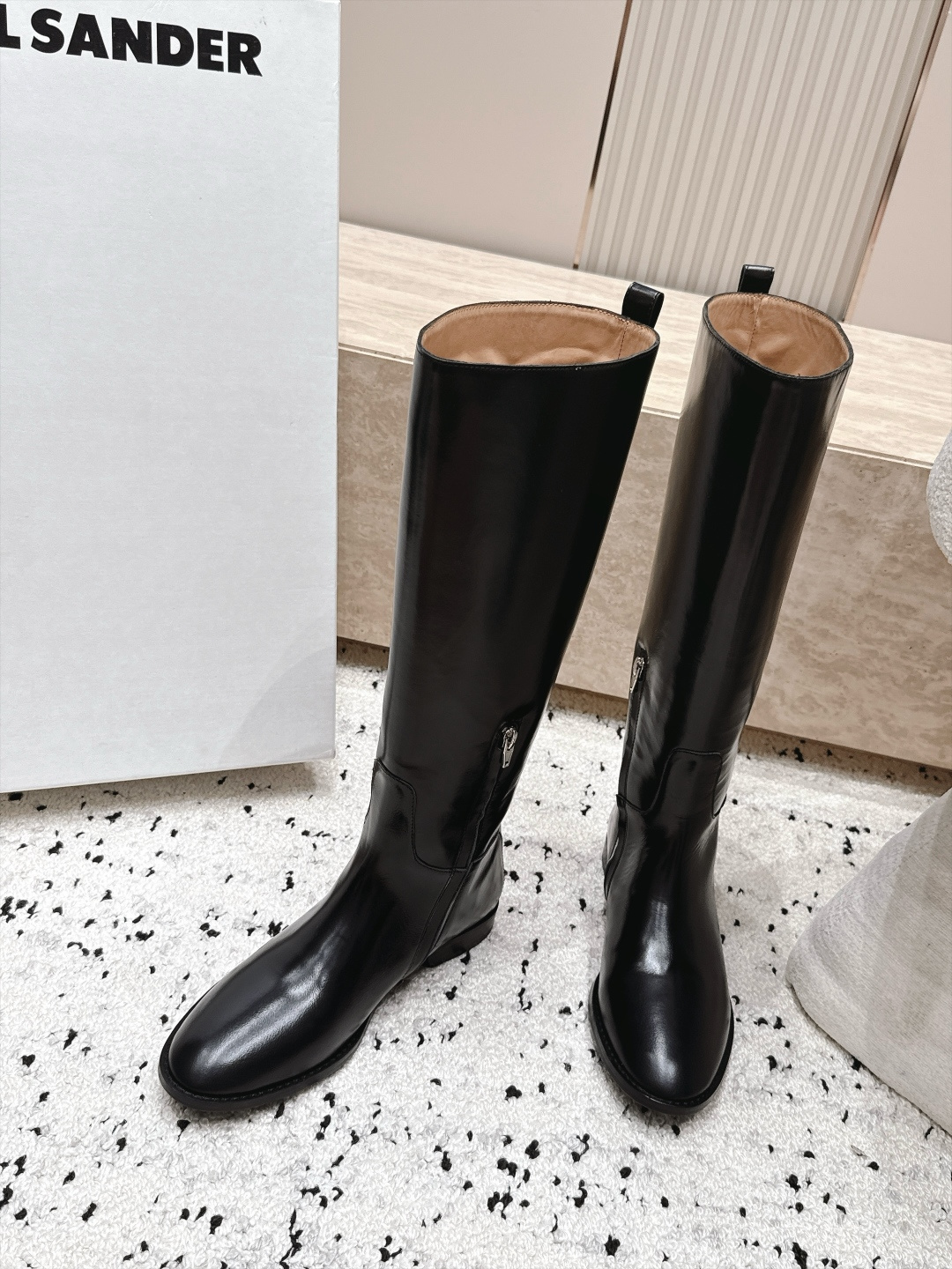 Jil Sander 吉尔桑达 26/ 秋冬新款复古高筒骑士靴 极简美学与利落气场融进靴身 每一步穿出从容大气的质感 直