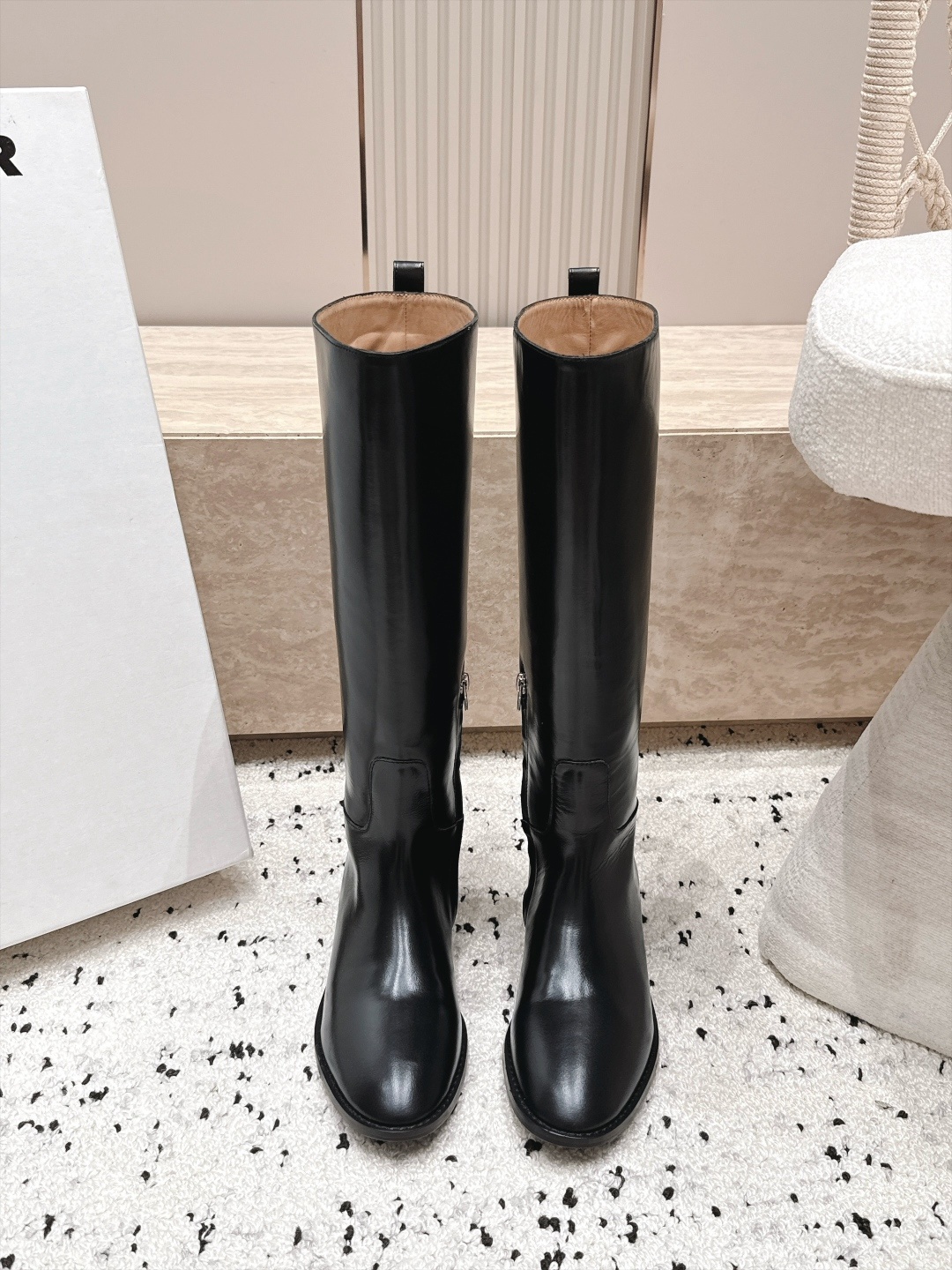 Jil Sander 吉尔桑达 26/ 秋冬新款复古高筒骑士靴 极简美学与利落气场融进靴身 每一步穿出从容大气的质感 直