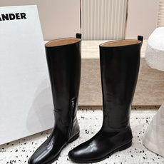 Jil Sander 吉尔桑达 26/ 秋冬新款复古高筒骑士靴 极简美学与利落气场融进靴身 每一步穿出从容大气的质感 直 Jil Sander 吉尔桑达 26/ 秋冬新款复古高筒骑士靴 极简美学与利落气场融进靴身 每一步穿出从容大气的质感 直