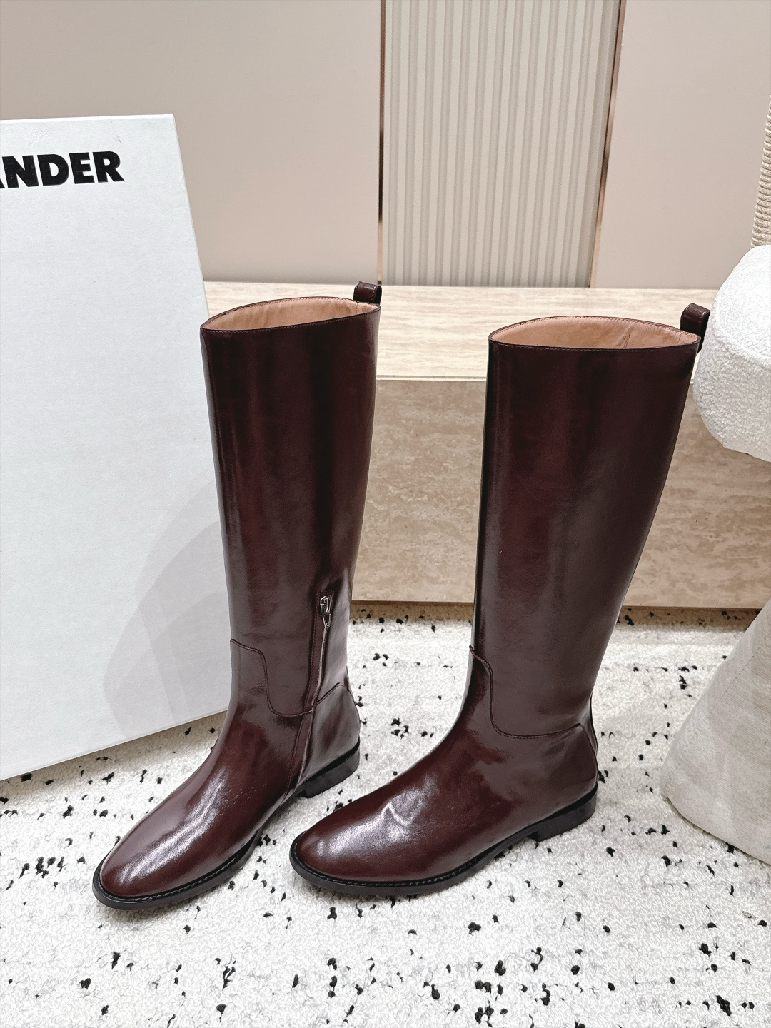 Jil Sander 吉尔桑达 26/ 秋冬新款复古高筒骑士靴 极简美学与利落气场融进靴身 每一步穿出从容大气的质感 直 Jil Sander 吉尔桑达 26/ 秋冬新款复古高筒骑士靴 极简美学与利落气场融进靴身 每一步穿出从容大气的质感 直