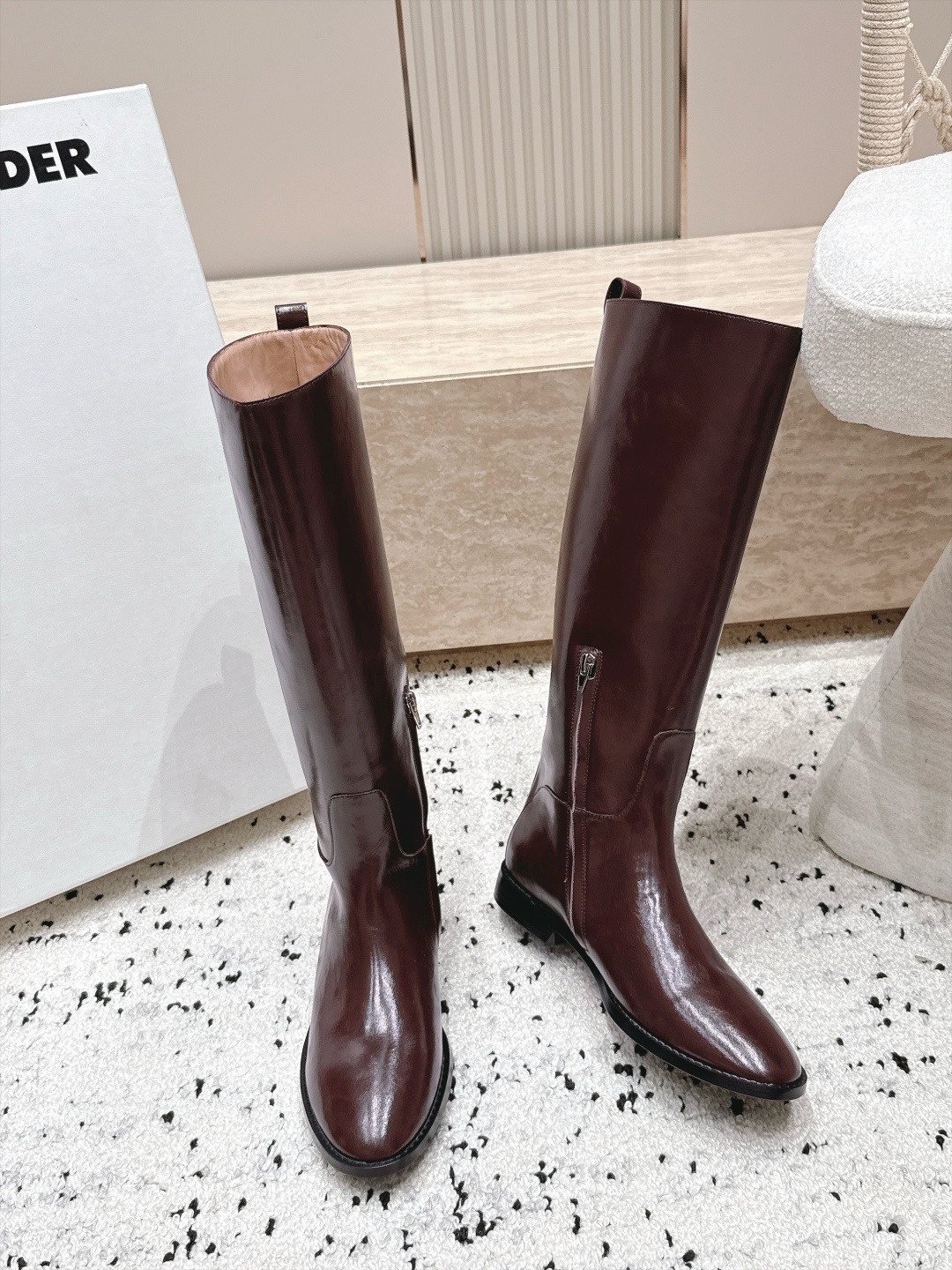 Jil Sander 吉尔桑达 26/ 秋冬新款复古高筒骑士靴 极简美学与利落气场融进靴身 每一步穿出从容大气的质感 直 Jil Sander 吉尔桑达 26/ 秋冬新款复古高筒骑士靴 极简美学与利落气场融进靴身 每一步穿出从容大气的质感 直