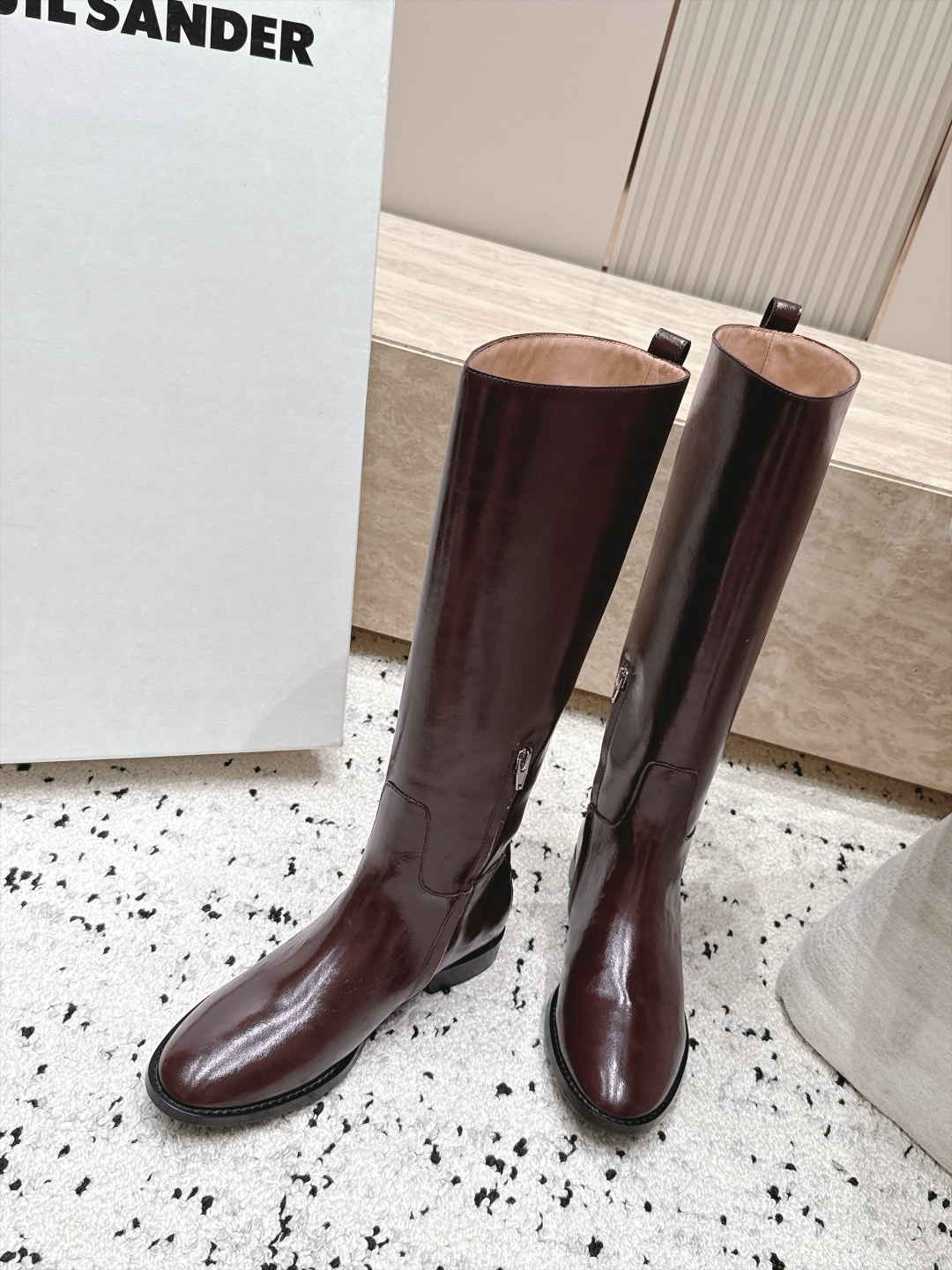 Jil Sander 吉尔桑达 26/ 秋冬新款复古高筒骑士靴 极简美学与利落气场融进靴身 每一步穿出从容大气的质感 直 Jil Sander 吉尔桑达 26/ 秋冬新款复古高筒骑士靴 极简美学与利落气场融进靴身 每一步穿出从容大气的质感 直