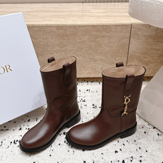 顶级版本 短靴 DIOR 迪奥 26新款秋冬战靴 一脚蹬骑士靴马丁靴 非常帅气 靴型超显腿长,简约经典搭配品牌最新 顶级版本 短靴 DIOR 迪奥 26新款秋冬战靴 一脚蹬骑士靴马丁靴 非常帅气 靴型超显腿长,简约经典搭配品牌最新