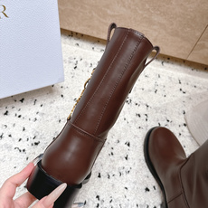 顶级版本 短靴 DIOR 迪奥 26新款秋冬战靴 一脚蹬骑士靴马丁靴 非常帅气 靴型超显腿长,简约经典搭配品牌最新 顶级版本 短靴 DIOR 迪奥 26新款秋冬战靴 一脚蹬骑士靴马丁靴 非常帅气 靴型超显腿长,简约经典搭配品牌最新