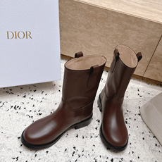 顶级版本 短靴 DIOR 迪奥 26新款秋冬战靴 一脚蹬骑士靴马丁靴 非常帅气 靴型超显腿长,简约经典搭配品牌最新 顶级版本 短靴 DIOR 迪奥 26新款秋冬战靴 一脚蹬骑士靴马丁靴 非常帅气 靴型超显腿长,简约经典搭配品牌最新