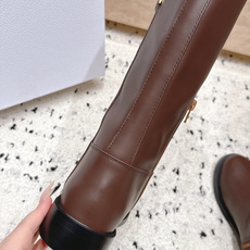 顶级版本 高筒款 DIOR 迪奥 26新款秋冬战靴 一脚蹬骑士靴马丁靴 高筒靴 非常帅气 靴型超显腿长,简约经典搭配品 顶级版本 高筒款 DIOR 迪奥 26新款秋冬战靴 一脚蹬骑士靴马丁靴 高筒靴 非常帅气 靴型超显腿长,简约经典搭配品