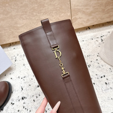 顶级版本 高筒款 DIOR 迪奥 26新款秋冬战靴 一脚蹬骑士靴马丁靴 高筒靴 非常帅气 靴型超显腿长,简约经典搭配品 顶级版本 高筒款 DIOR 迪奥 26新款秋冬战靴 一脚蹬骑士靴马丁靴 高筒靴 非常帅气 靴型超显腿长,简约经典搭配品