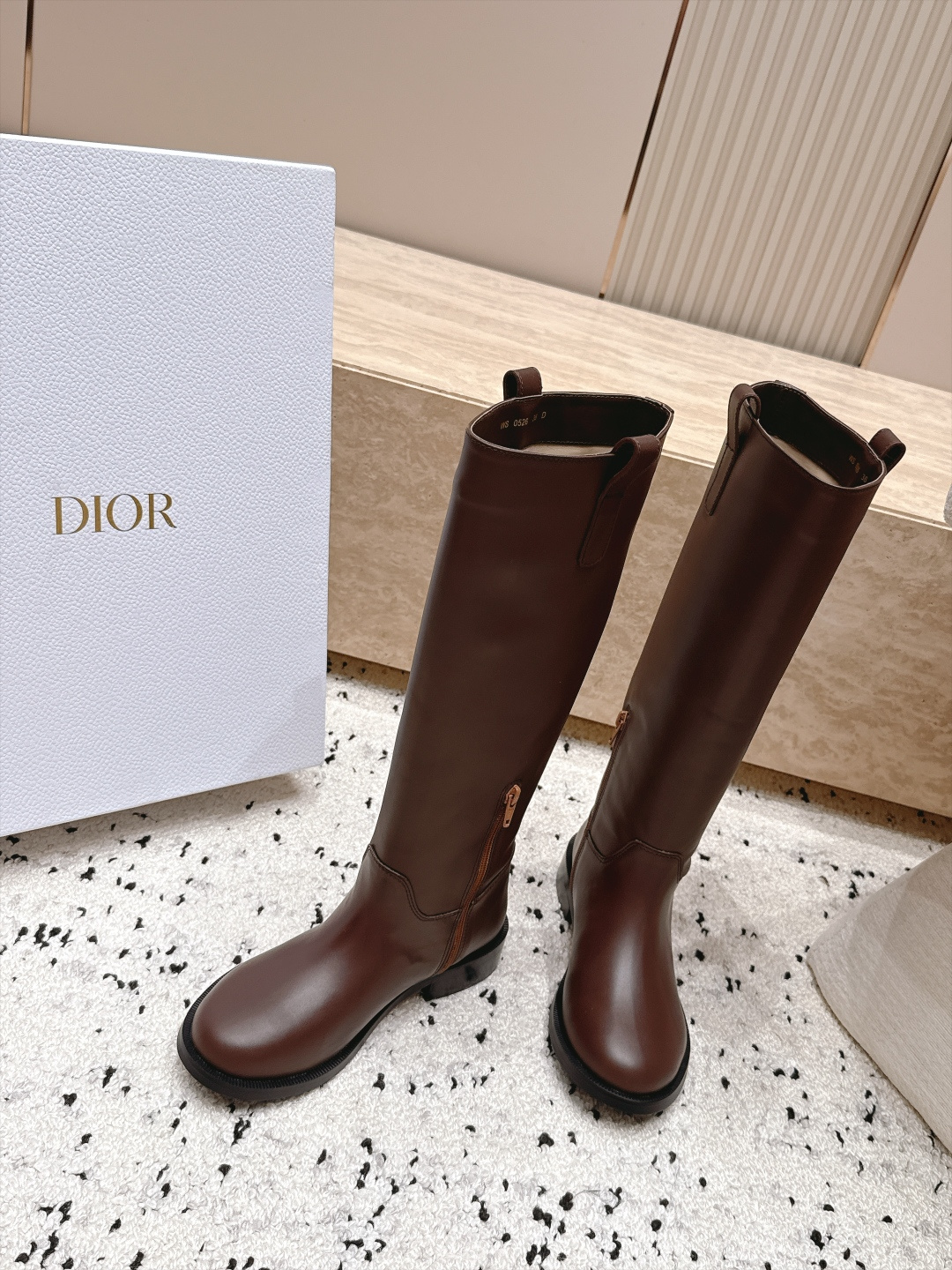 顶级版本 高筒款 DIOR 迪奥 26新款秋冬战靴 一脚蹬骑士靴马丁靴 高筒靴 非常帅气 靴型超显腿长,简约经典搭配品 顶级版本 高筒款 DIOR 迪奥 26新款秋冬战靴 一脚蹬骑士靴马丁靴 高筒靴 非常帅气 靴型超显腿长,简约经典搭配品