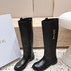 顶级版本 高筒款 DIOR 迪奥 26新款秋冬战靴 一脚蹬骑士靴马丁靴 高筒靴 非常帅气 靴型超显腿长,简约经典搭配品 顶级版本 高筒款 DIOR 迪奥 26新款秋冬战靴 一脚蹬骑士靴马丁靴 高筒靴 非常帅气 靴型超显腿长,简约经典搭配品