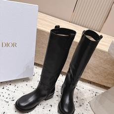 顶级版本 高筒款 DIOR 迪奥 26新款秋冬战靴 一脚蹬骑士靴马丁靴 高筒靴 非常帅气 靴型超显腿长,简约经典搭配品 顶级版本 高筒款 DIOR 迪奥 26新款秋冬战靴 一脚蹬骑士靴马丁靴 高筒靴 非常帅气 靴型超显腿长,简约经典搭配品