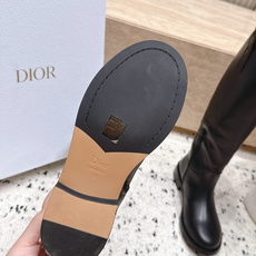 顶级版本 高筒款 DIOR 迪奥 26新款秋冬战靴 一脚蹬骑士靴马丁靴 高筒靴 非常帅气 靴型超显腿长,简约经典搭配品 顶级版本 高筒款 DIOR 迪奥 26新款秋冬战靴 一脚蹬骑士靴马丁靴 高筒靴 非常帅气 靴型超显腿长,简约经典搭配品