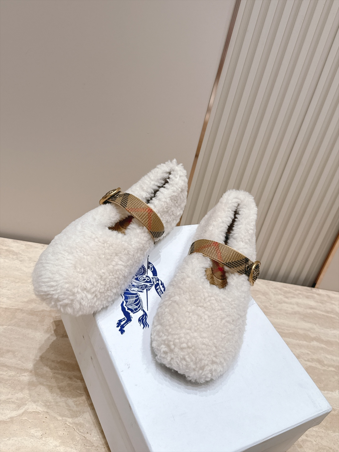 巴宝莉 Bueburry 新款F法式仙女风毛毛玛丽珍平底鞋单鞋芭蕾舞鞋 亮向于时装秀,太好看了,焕新演绎经典标志性的风格 巴宝莉 Bueburry 新款F法式仙女风毛毛玛丽珍平底鞋单鞋芭蕾舞鞋 亮向于时装秀,太好看了,焕新演绎经典标志性的风格
