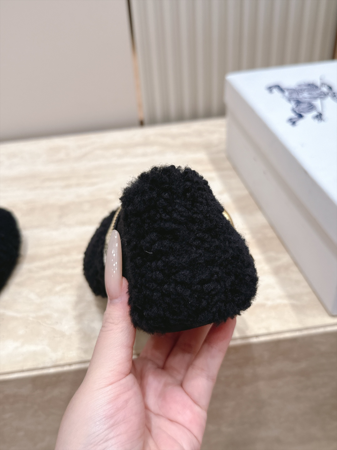 巴宝莉 Bueburry 新款F法式仙女风毛毛玛丽珍平底鞋单鞋芭蕾舞鞋 亮向于时装秀,太好看了,焕新演绎经典标志性的风格 巴宝莉 Bueburry 新款F法式仙女风毛毛玛丽珍平底鞋单鞋芭蕾舞鞋 亮向于时装秀,太好看了,焕新演绎经典标志性的风格