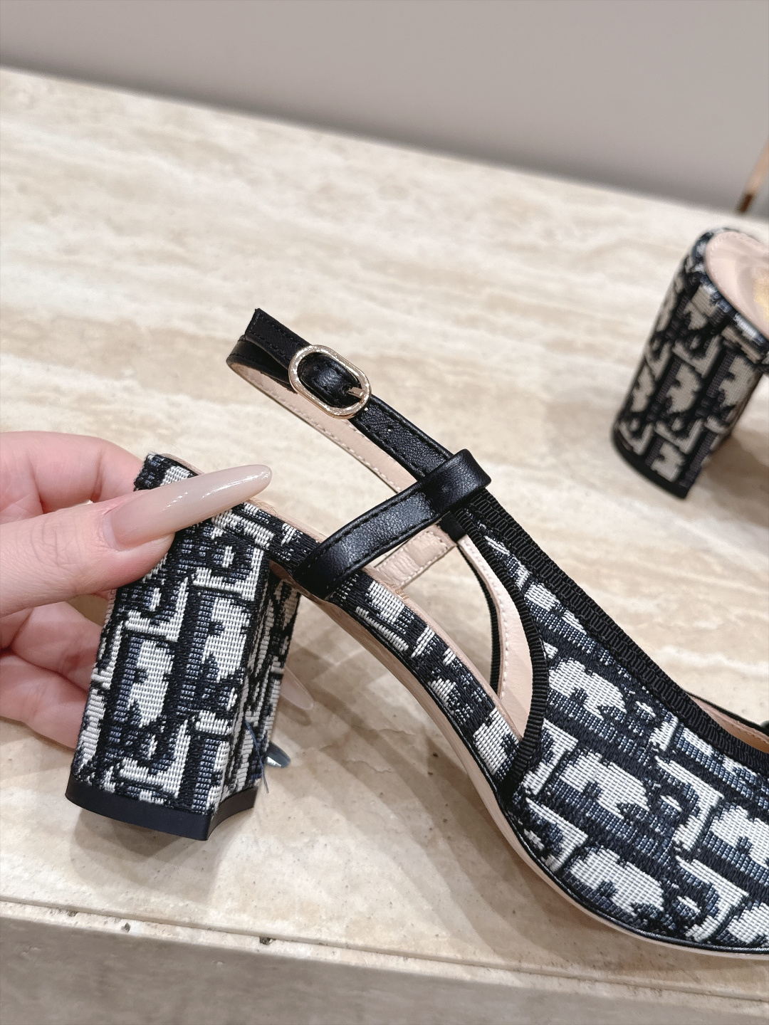Dior 迪奥 26ss早秋系列 新款织带珍珠蝴蝶结中跟单鞋凉鞋 以品牌经典标志性的字母织带装饰打造，搭配同色系的皮质鞋