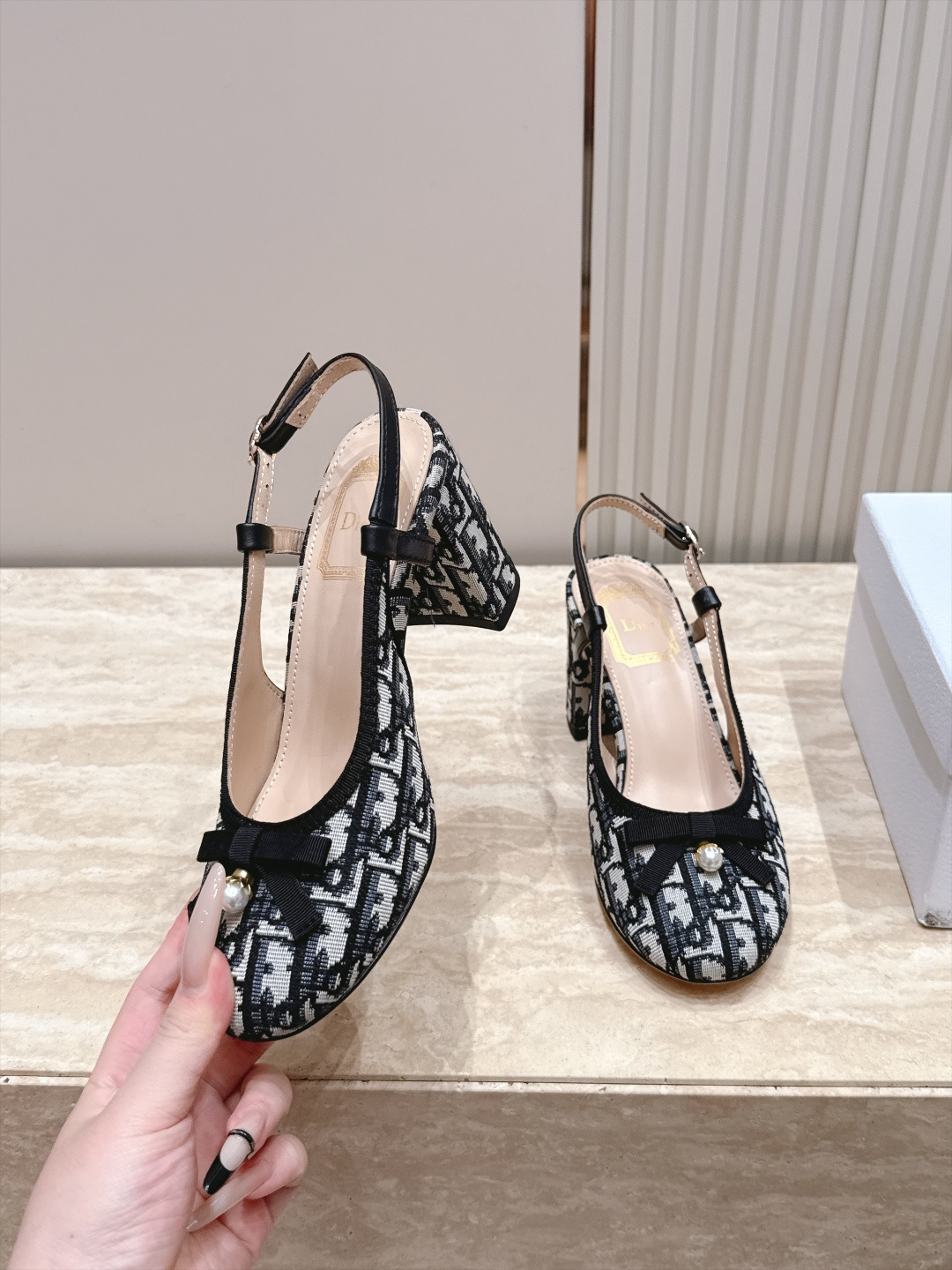 Dior 迪奥 26ss早秋系列 新款织带珍珠蝴蝶结中跟单鞋凉鞋 以品牌经典标志性的字母织带装饰打造，搭配同色系的皮质鞋