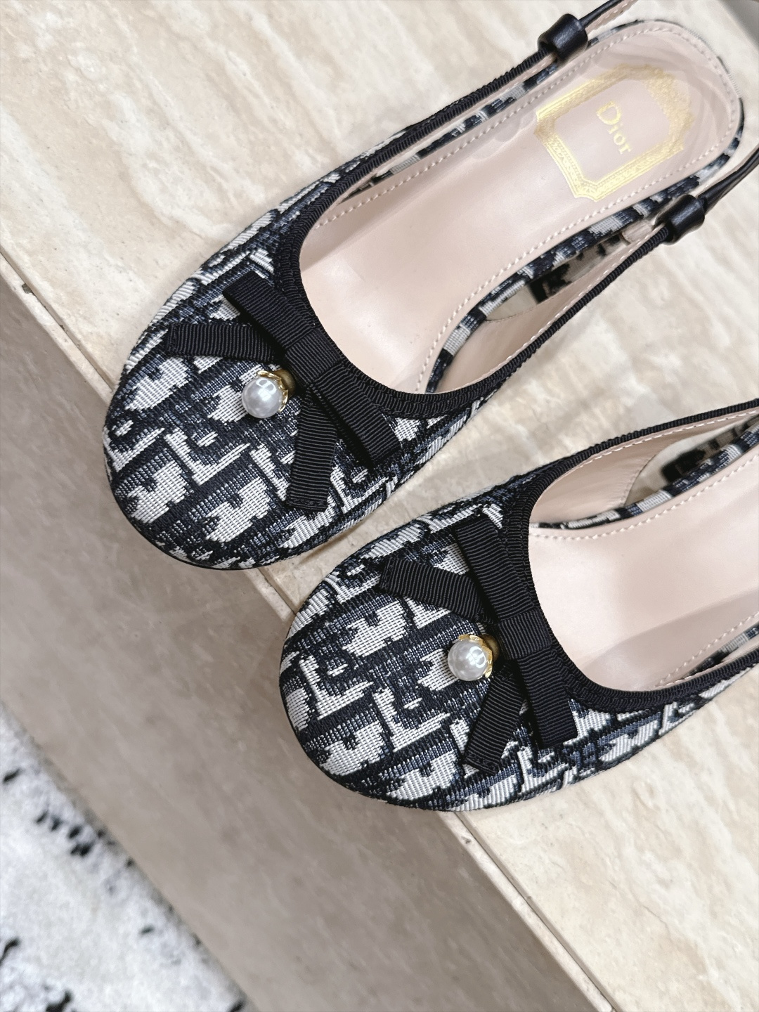 Dior 迪奥 26ss早秋系列 新款织带珍珠蝴蝶结中跟单鞋凉鞋 以品牌经典标志性的字母织带装饰打造，搭配同色系的皮质鞋