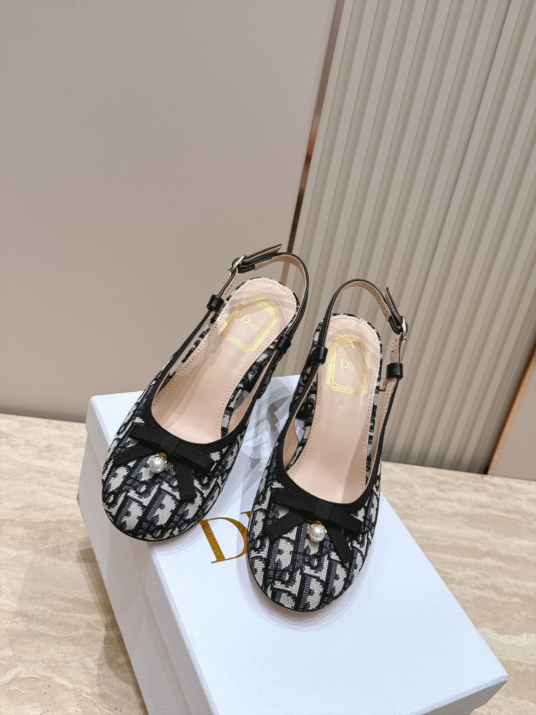 Dior 迪奥 26ss早秋系列 新款织带珍珠蝴蝶结中跟单鞋凉鞋 以品牌经典标志性的字母织带装饰打造，搭配同色系的皮质鞋