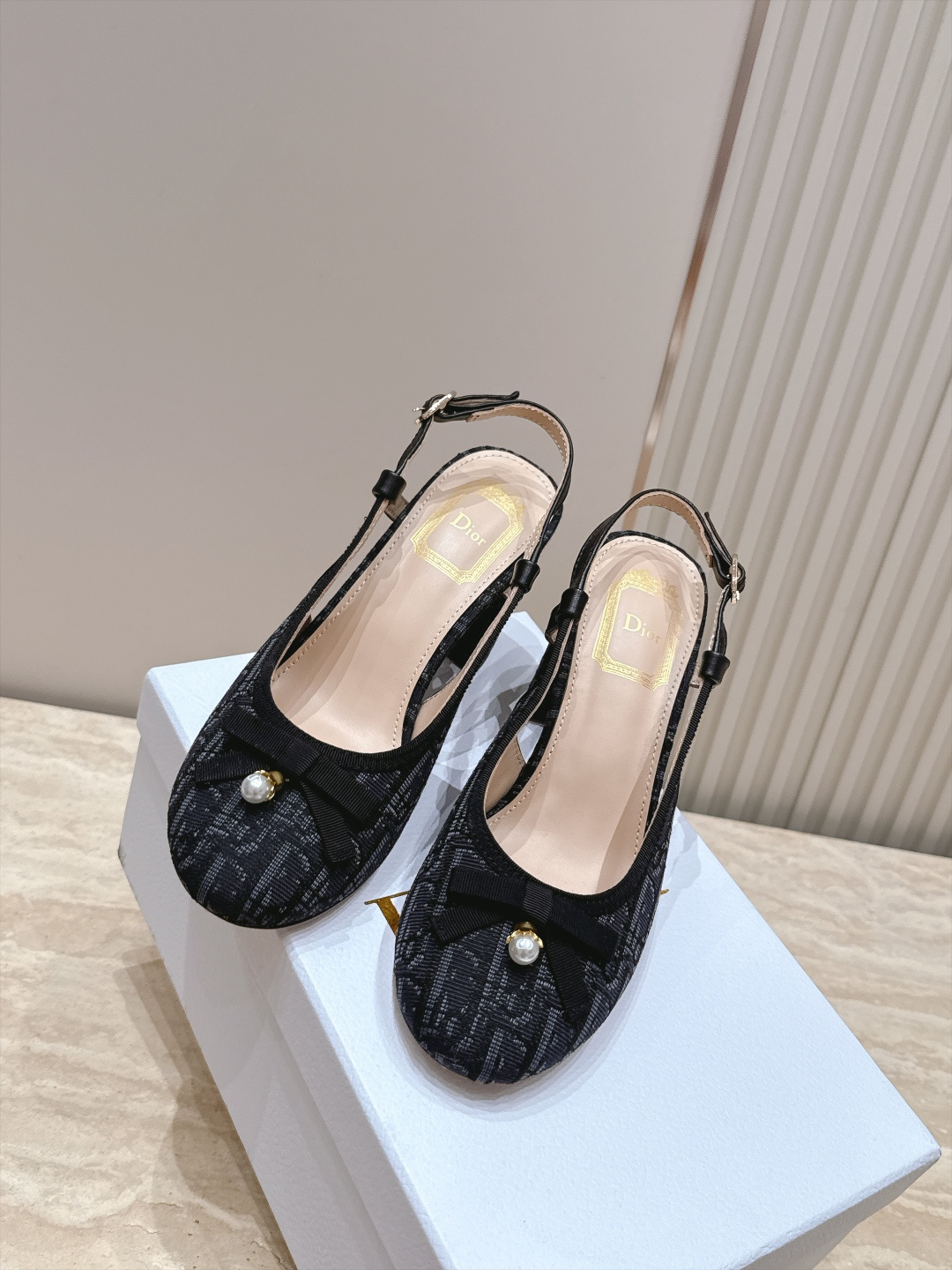 Dior 迪奥 26ss早秋系列 新款织带珍珠蝴蝶结中跟单鞋凉鞋 以品牌经典标志性的字母织带装饰打造，搭配同色系的皮质鞋