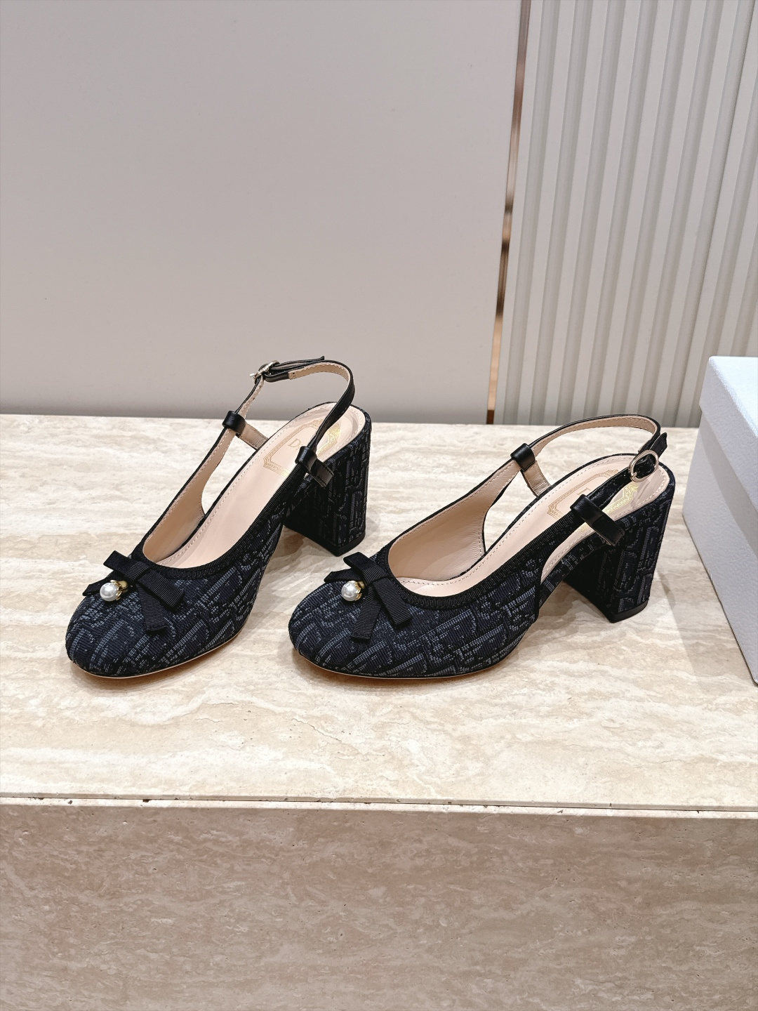 Dior 迪奥 26ss早秋系列 新款织带珍珠蝴蝶结中跟单鞋凉鞋 以品牌经典标志性的字母织带装饰打造，搭配同色系的皮质鞋