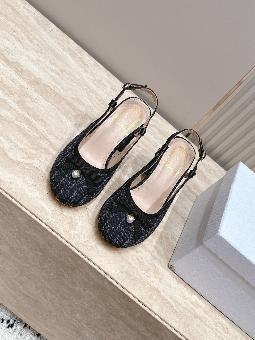 Dior 迪奥 26ss早秋系列 新款织带珍珠蝴蝶结中跟单鞋凉鞋 以品牌经典标志性的字母织带装饰打造，搭配同色系的皮质鞋