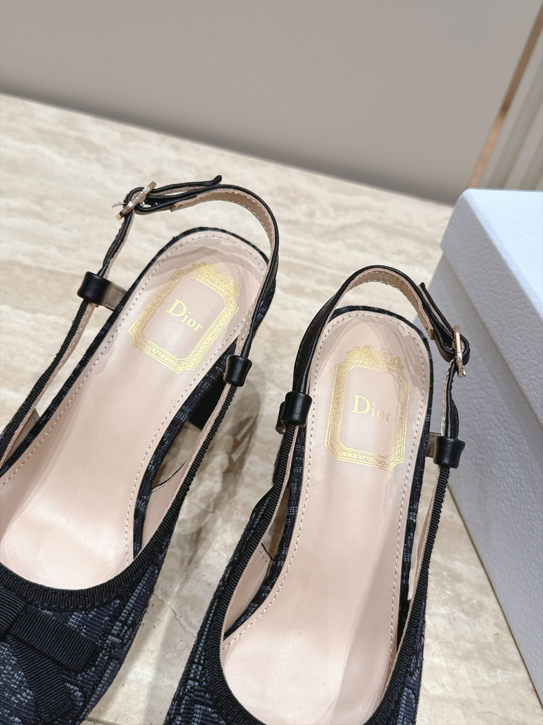 Dior 迪奥 26ss早秋系列 新款织带珍珠蝴蝶结中跟单鞋凉鞋 以品牌经典标志性的字母织带装饰打造，搭配同色系的皮质鞋