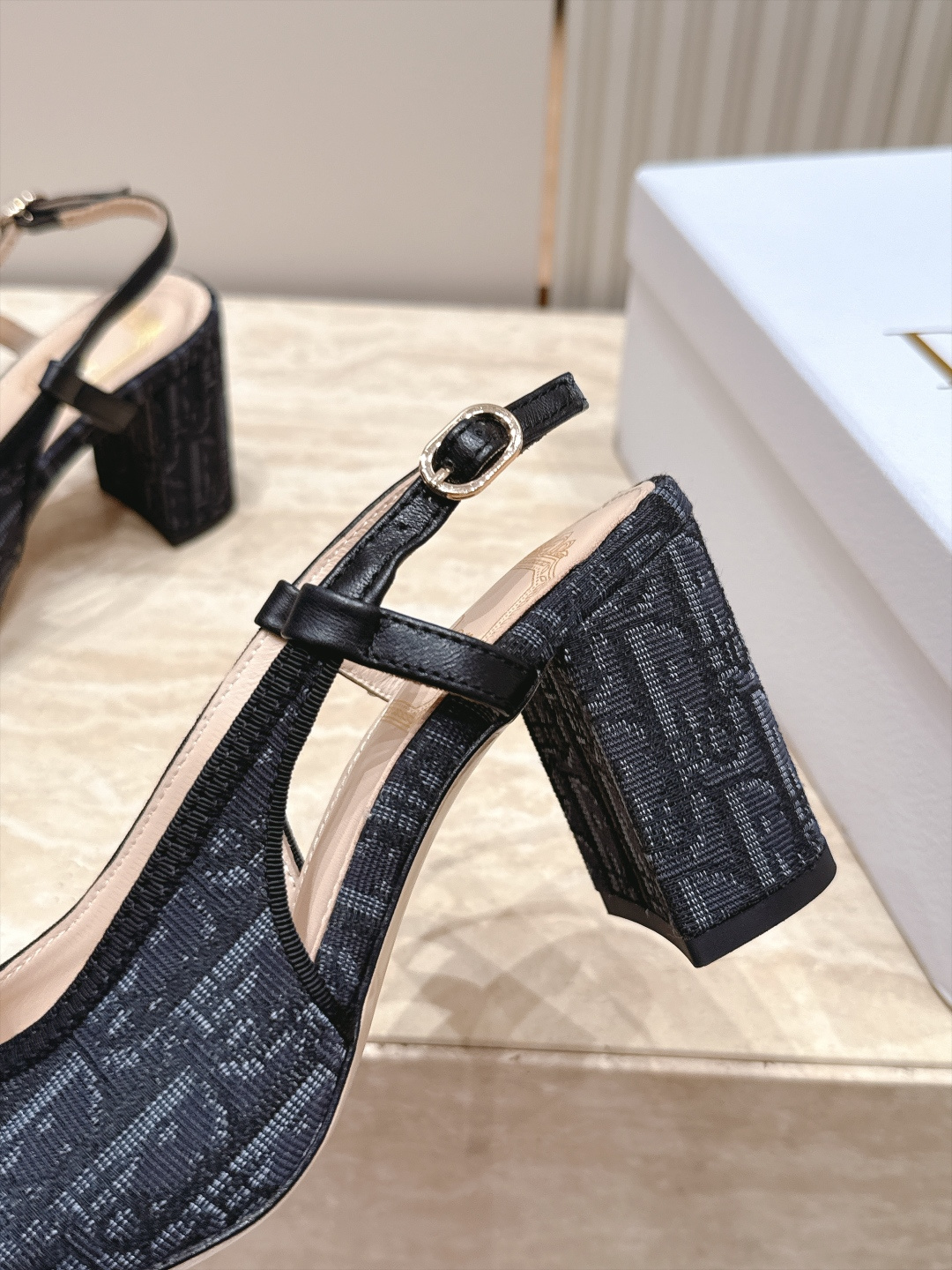 Dior 迪奥 26ss早秋系列 新款织带珍珠蝴蝶结中跟单鞋凉鞋 以品牌经典标志性的字母织带装饰打造，搭配同色系的皮质鞋
