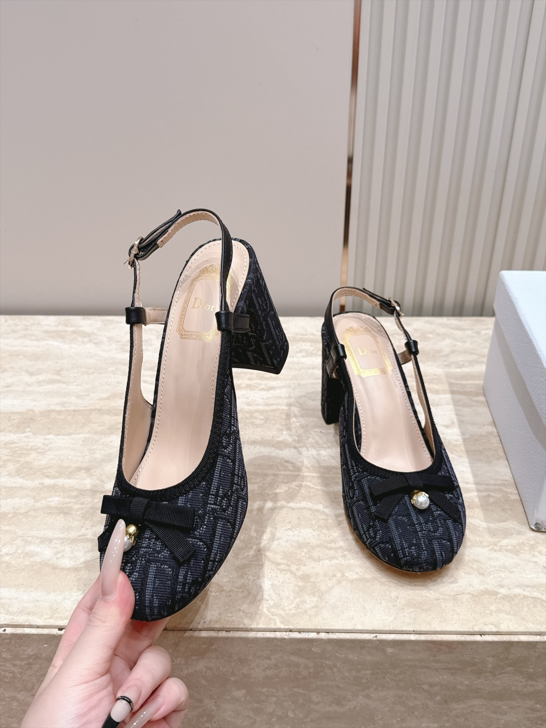 Dior 迪奥 26ss早秋系列 新款织带珍珠蝴蝶结中跟单鞋凉鞋 以品牌经典标志性的字母织带装饰打造，搭配同色系的皮质鞋
