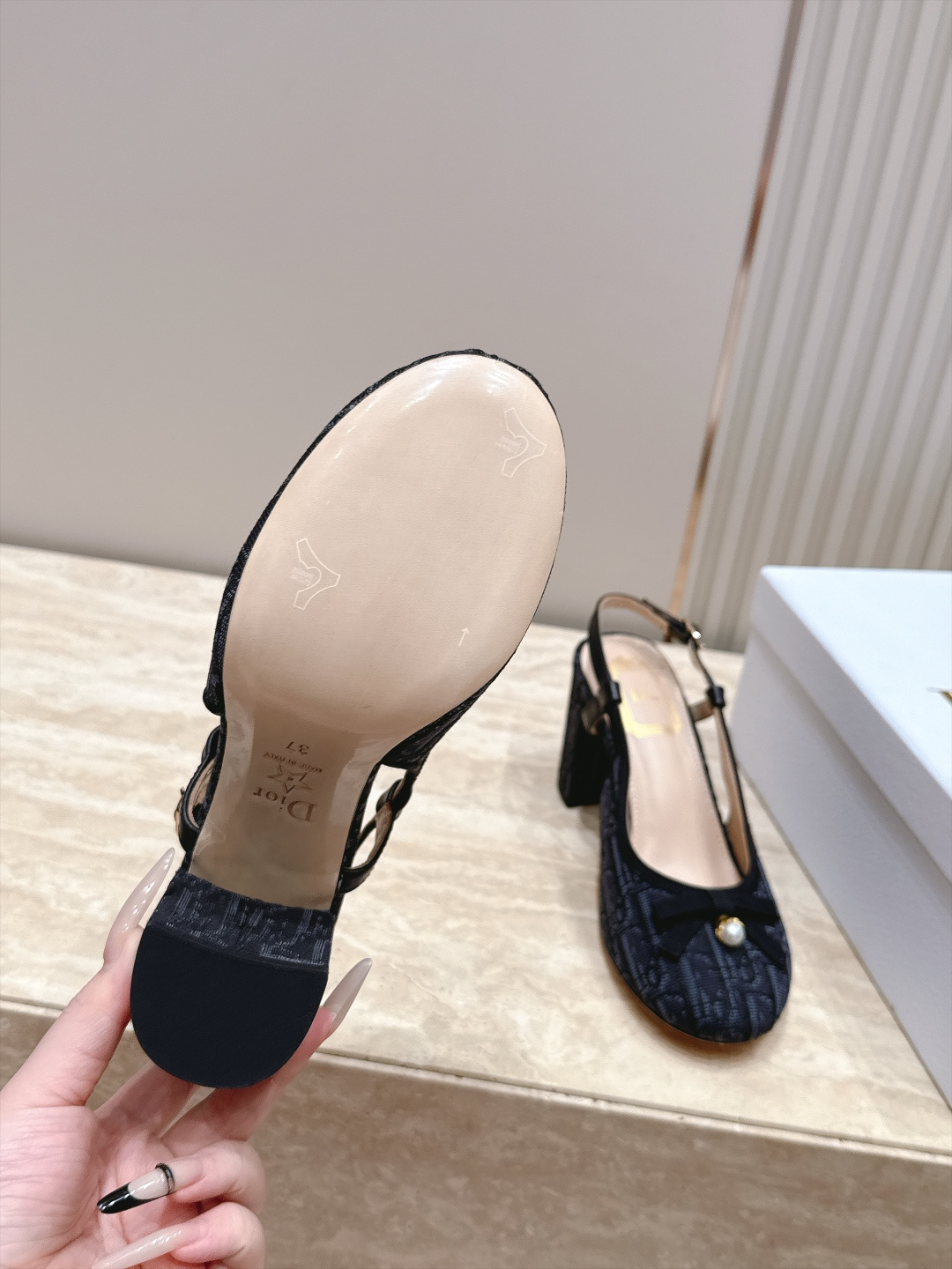 Dior 迪奥 26ss早秋系列 新款织带珍珠蝴蝶结中跟单鞋凉鞋 以品牌经典标志性的字母织带装饰打造，搭配同色系的皮质鞋