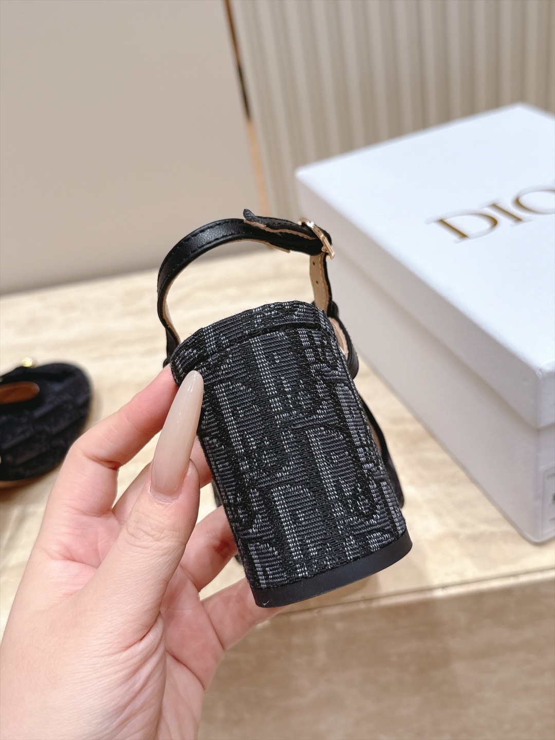 Dior 迪奥 26ss早秋系列 新款织带珍珠蝴蝶结中跟单鞋凉鞋 以品牌经典标志性的字母织带装饰打造，搭配同色系的皮质鞋