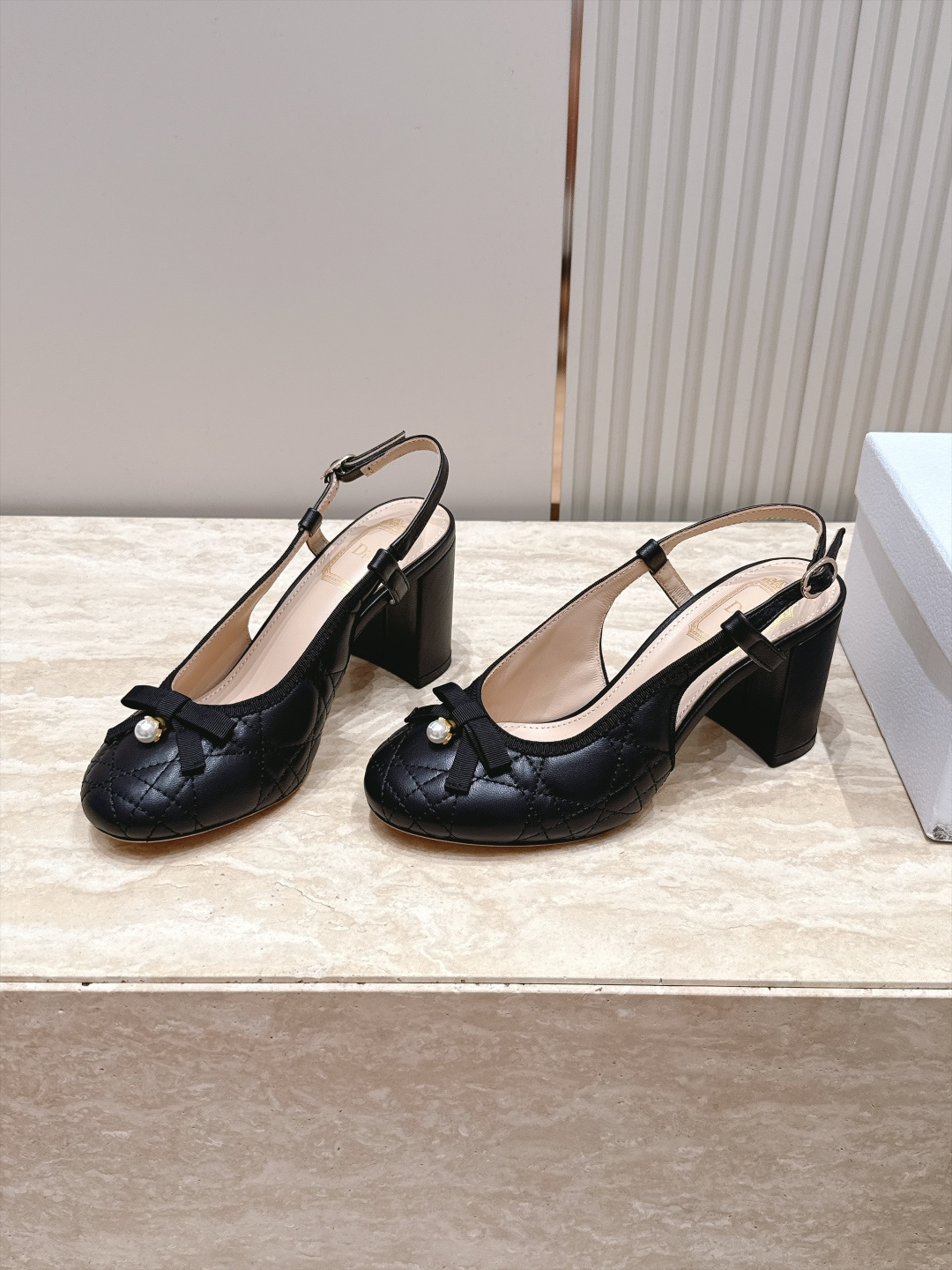 Dior 迪奥 26ss早秋系列 新款织带珍珠蝴蝶结中跟单鞋凉鞋 以品牌经典标志性的字母织带装饰打造，搭配同色系的皮质鞋