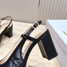 Dior 迪奥 26ss早秋系列 新款织带珍珠蝴蝶结中跟单鞋凉鞋 以品牌经典标志性的字母织带装饰打造,搭配同色系的皮质鞋 Dior 迪奥 26ss早秋系列 新款织带珍珠蝴蝶结中跟单鞋凉鞋 以品牌经典标志性的字母织带装饰打造,搭配同色系的皮质鞋
