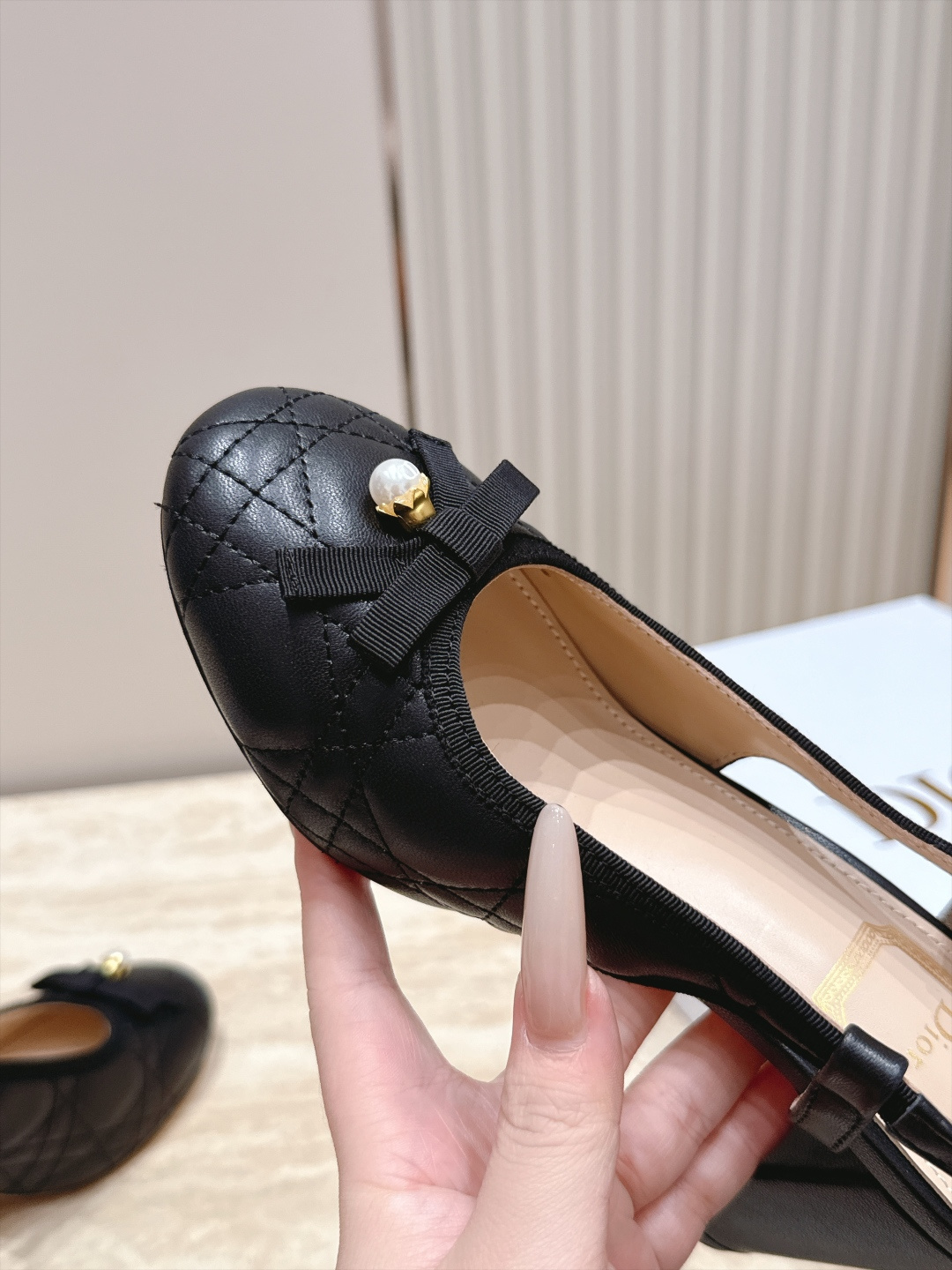 Dior 迪奥 26ss早秋系列 新款织带珍珠蝴蝶结中跟单鞋凉鞋 以品牌经典标志性的字母织带装饰打造,搭配同色系的皮质鞋 Dior 迪奥 26ss早秋系列 新款织带珍珠蝴蝶结中跟单鞋凉鞋 以品牌经典标志性的字母织带装饰打造,搭配同色系的皮质鞋